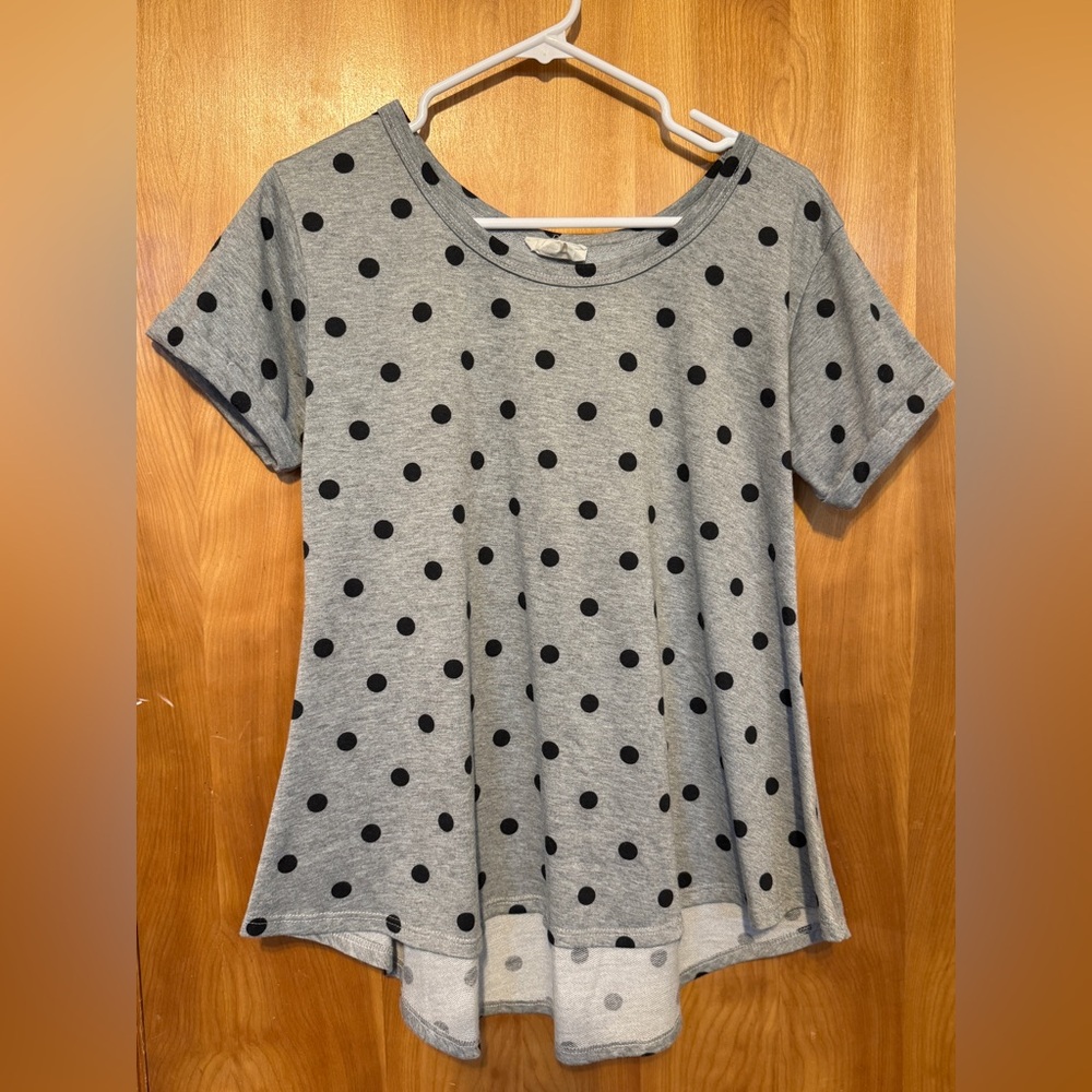 Chic Gray Polka Dot Short Sleeve Top